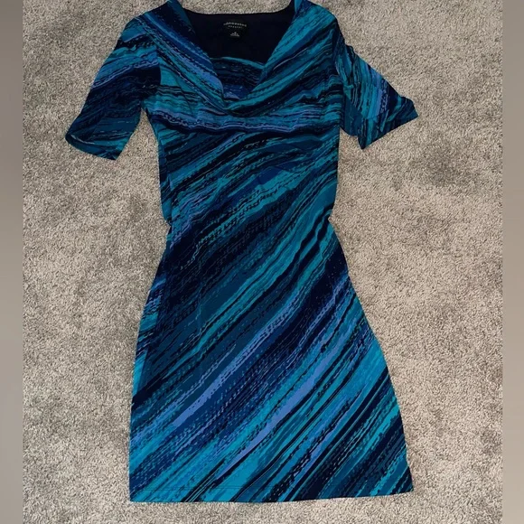 Vintage and Gorgeous- The Bluish colors in this dress are vibrant and Noticeable - Picture 8 of 13